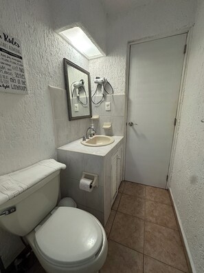 Stunning 4 Bedroom House | Bathroom | Shower, free toiletries, hair dryer, towels