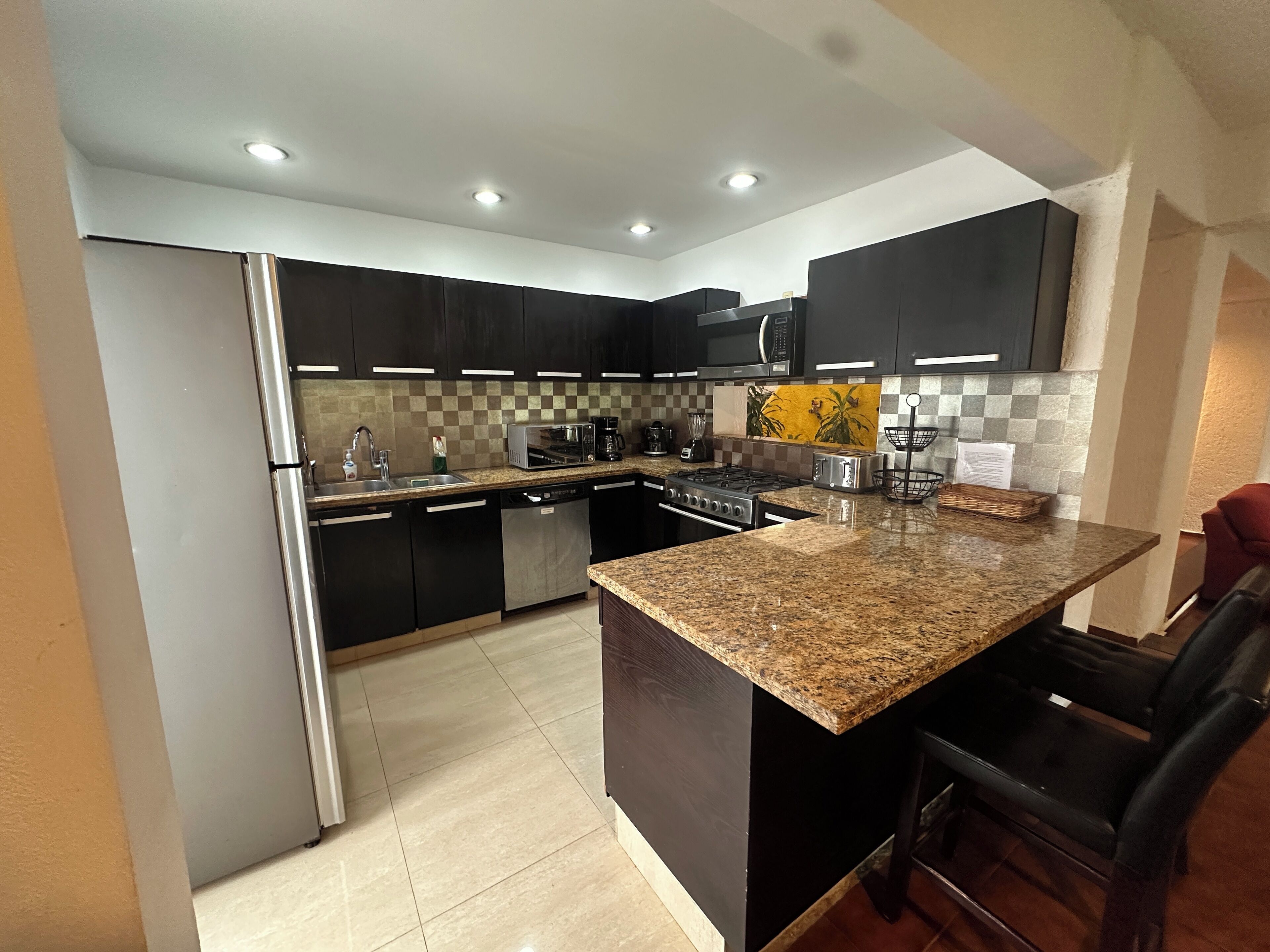 Stunning 4 Bedroom House | Dapur pribadi | Microwave, oven, kompor, dan mesin espresso