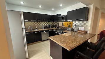 Stunning 4 Bedroom House | Dapur pribadi | Microwave, oven, kompor, dan mesin espresso