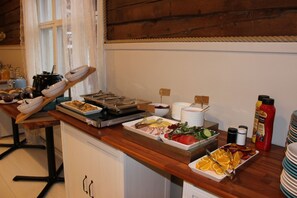 Free daily buffet breakfast  - B&B Villa Kauppila (Ii)