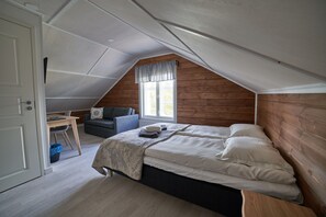 客室ごとに異なる装飾、客室ごとに異なるインテリア、デスク、ノートパソコン用作業スペース