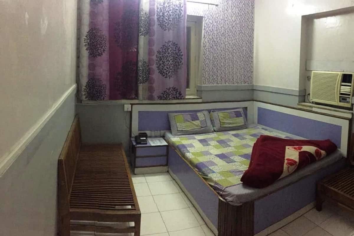 Basic Double Room, 1 Double Bed, Smoking | Soundproofing, free WiFi