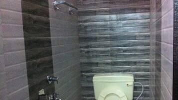 Basic Triple Room, Multiple Beds, Non Smoking | Bathroom | Shower, rainfall showerhead