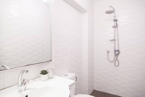 Appartement, 1 chambre | Salle de bain | Douche, articles de toilette (gratuits), séchoir à cheveux