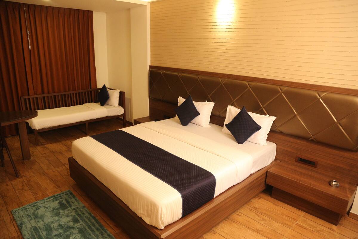 Executive Double Room, 1 Queen Bed, Non Smoking | In-room safe, blackout curtains, soundproofing, free WiFi