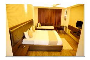 Executive Room, 1 Queen Bed, Non Smoking | In-room safe, blackout curtains, soundproofing, free WiFi