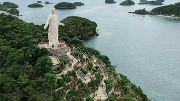 Una spiaggia nelle vicinanze, sabbia bianca, immersioni subacquee
