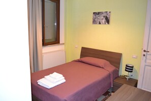 Single Room | Frette Italian sheets, desk, soundproofing, free WiFi