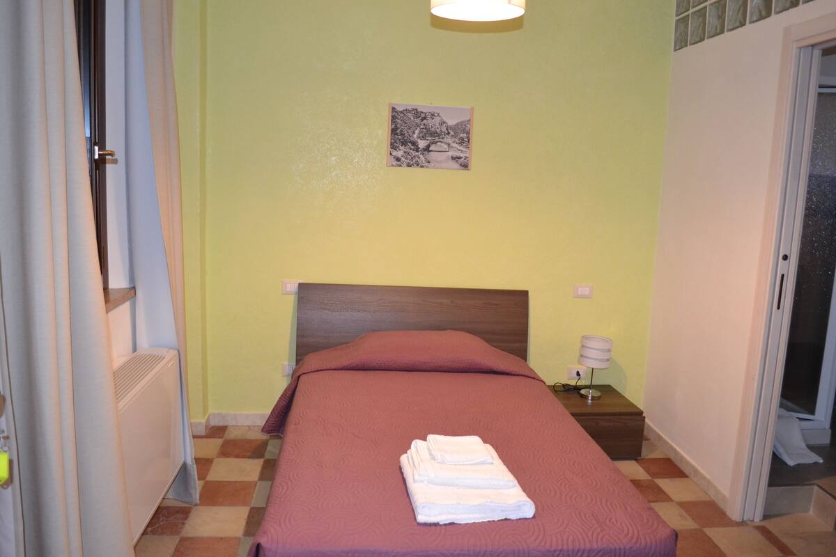Single Room | Frette Italian sheets, desk, soundproofing, WiFi (free)