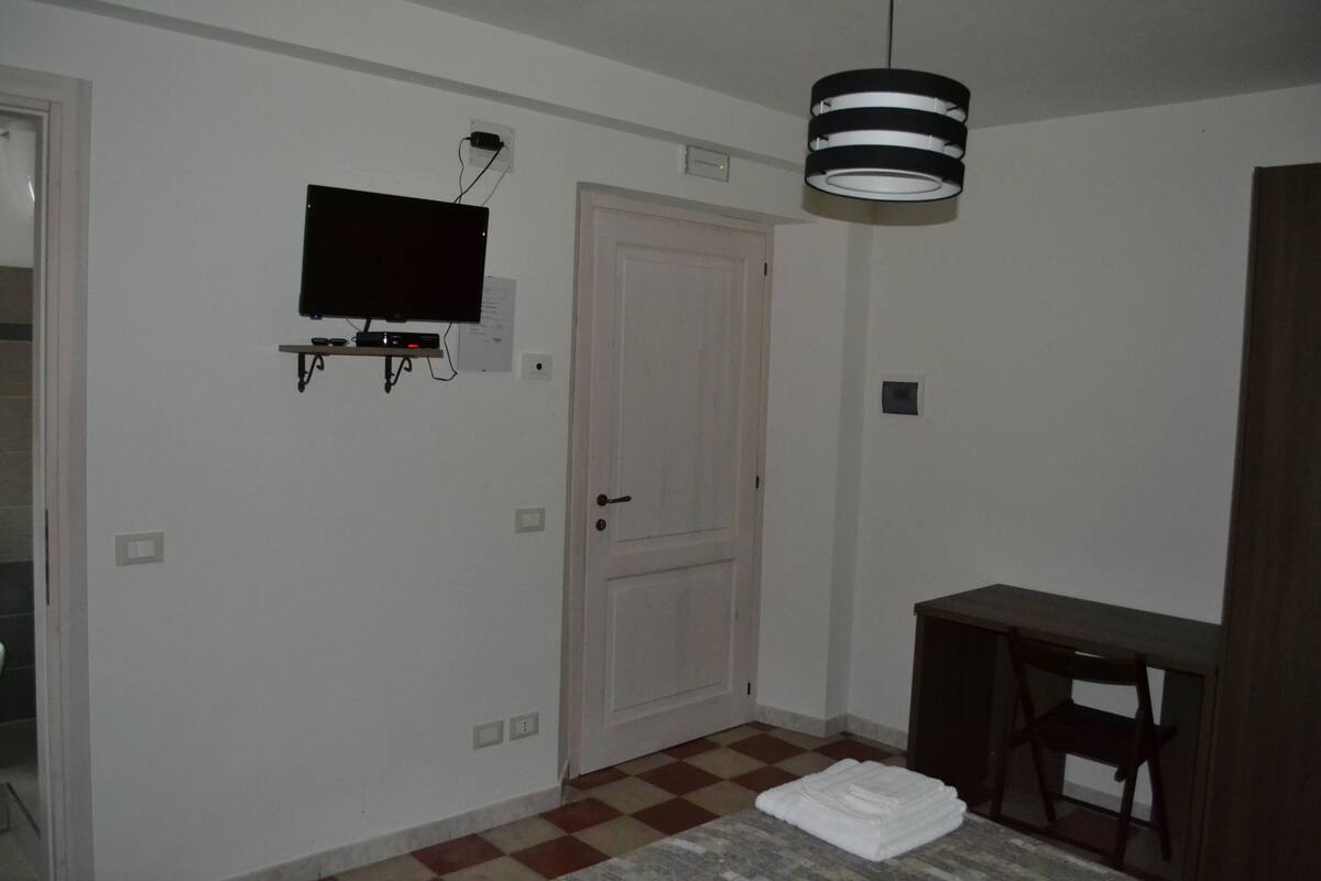 Double Room | Frette Italian sheets, desk, soundproofing, WiFi (free)