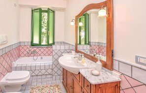 Bathtub - Beautiful home in Gradoli VT (Gradoli VT)