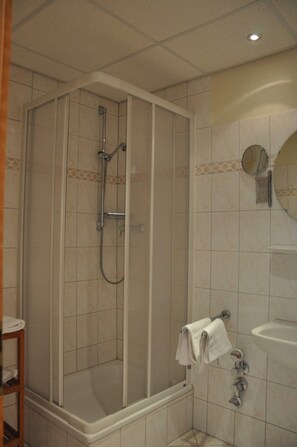 Haartrockner, Handtücher, Seife, Toilettenpapier