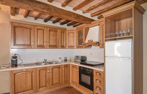 Kühlschrank, Mikrowelle, Herdplatte, Geschirrspüler