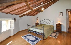 6 bedrooms, travel crib, free WiFi, bed sheets