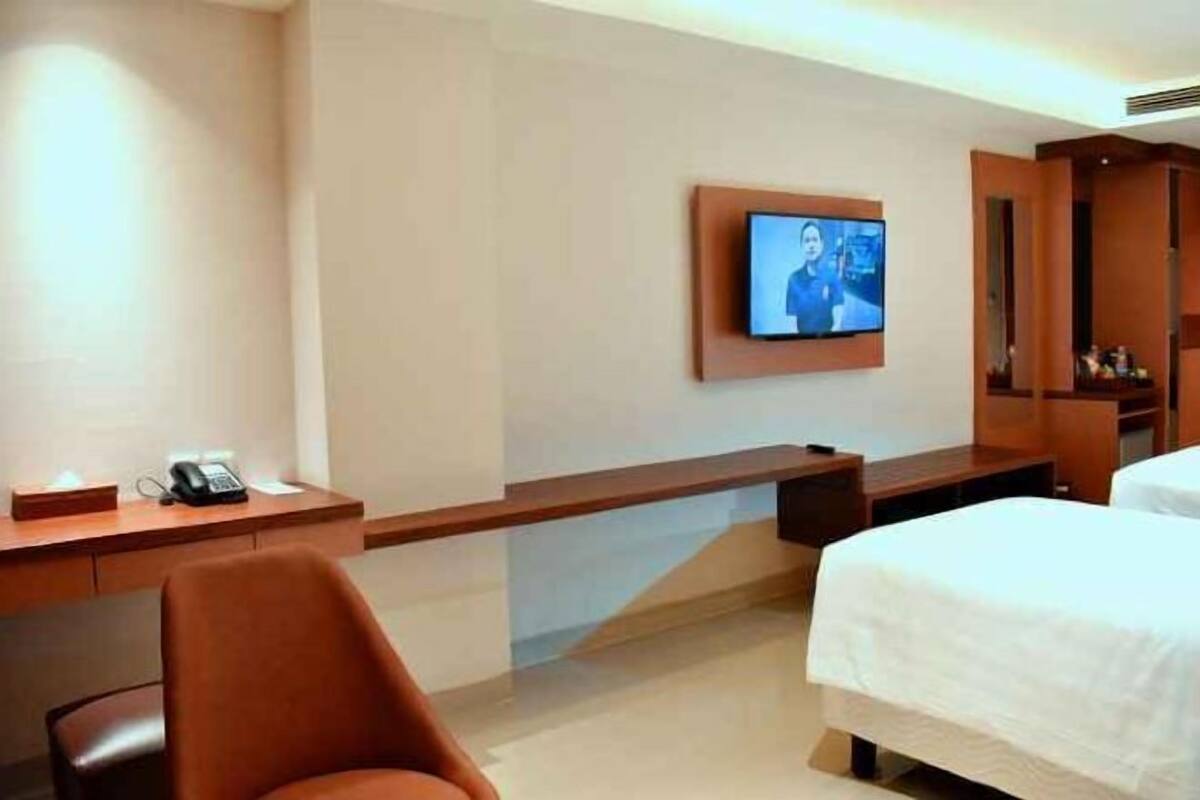 Minibar, in-room safe, desk, free WiFi