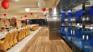 Indoor pool, sun loungers
