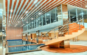 Indoor pool, pool loungers - Grand Metro Hotel Tasikmalaya (Tasikmalaya)
