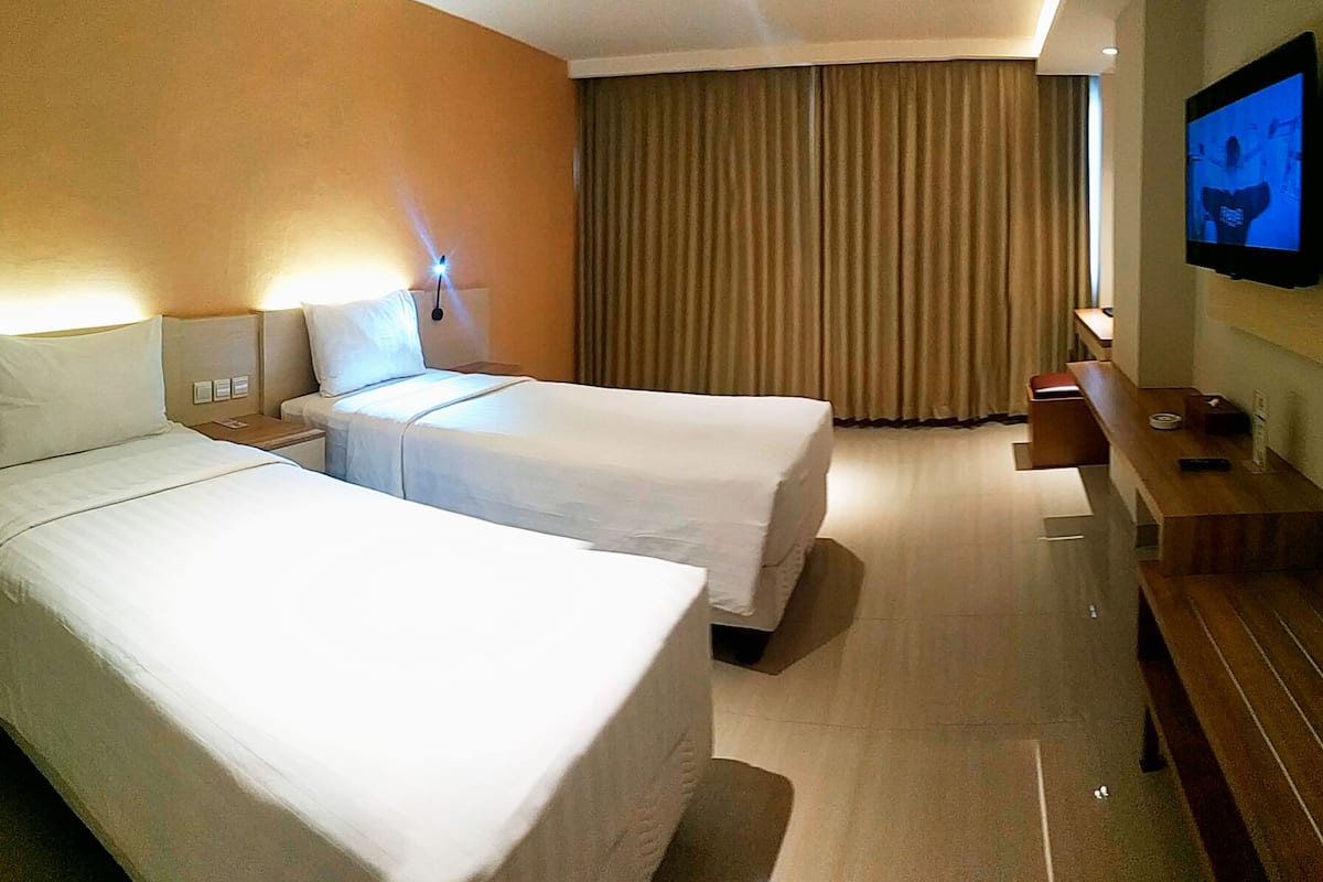 Deluxe Twin kamer | Een minibar, een kluis op de kamer, een bureau, gratis wifi
