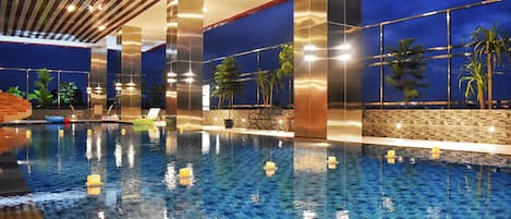 Indoor pool, sun loungers