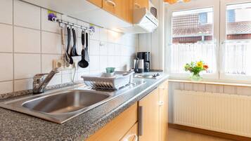 Kühlschrank, Mikrowelle, Wasserkocher mit Kaffee-/Teezubehör, Toaster