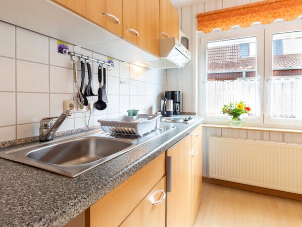 KĂŒhlschrank, Mikrowelle, Wasserkocher mit Kaffee-/Teezubehör, Toaster