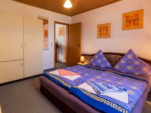 2 chambres, lit parapluie, draps fournis