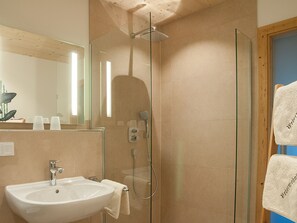 Dusche, Haartrockner, Handtücher, Seife