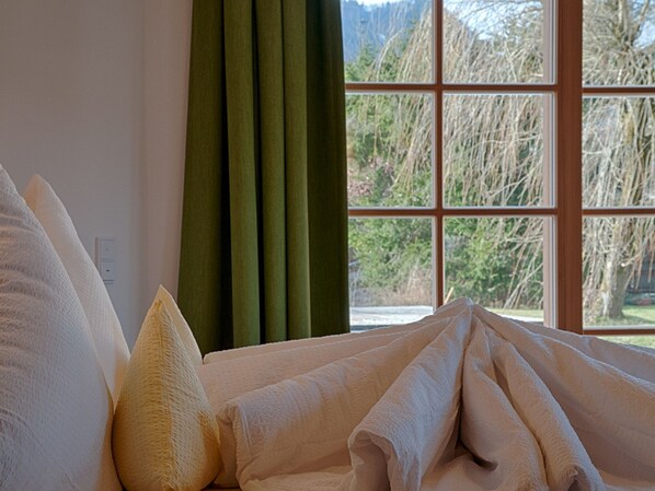 2 chambres, coffres-forts dans les chambres, bureau, lit parapluie