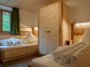 2 chambres, coffres-forts dans les chambres, bureau, lit parapluie