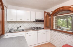 Frigorífic, placa de cuina, rentaplats i cafetera i tetera 