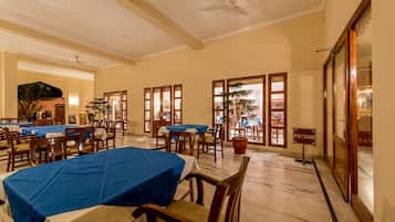 Petit déjeuner buffet (500 INR par personne)