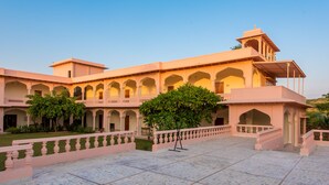 A large building with multiple arches and a central courtyard. - Hotel Dev Vilas (Sawai Madhopur)