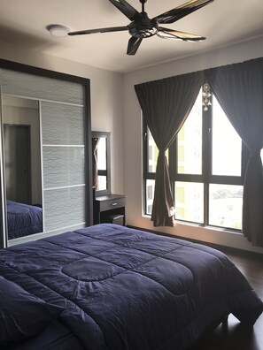 Condo premium, 2 quartos | 2 quartos, escrivaninha, quartos à prova de som