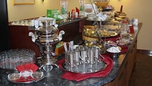 Un buffet avec différents plats et ustensiles.