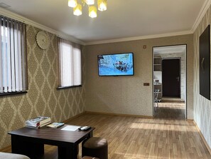 خزنة داخل الغرفة وتجهيزات عازلة للصوت وواي فاي مجانًا وملاءات أسرّة