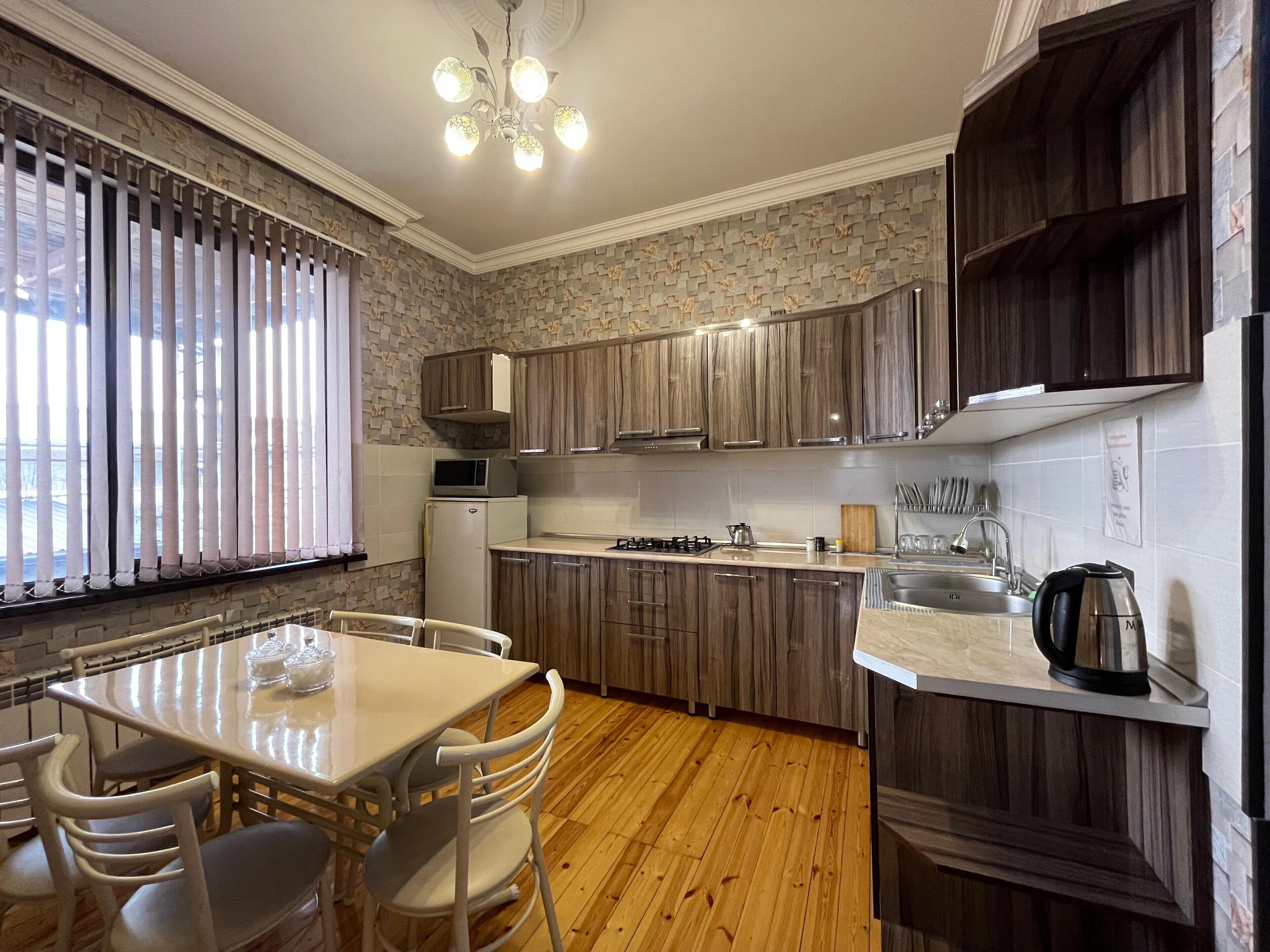 Mikrobølgeovn, kokeplater og kjøkkenutstyr