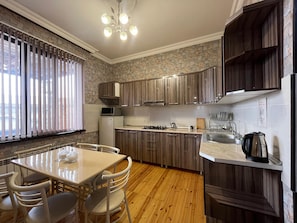 Microwave, stovetop, cookware/dishes/utensils - VM Hostel (Ganja)