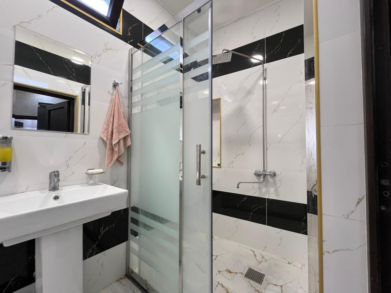 Luxury-Apartment | Badezimmer | Dusche, Haartrockner