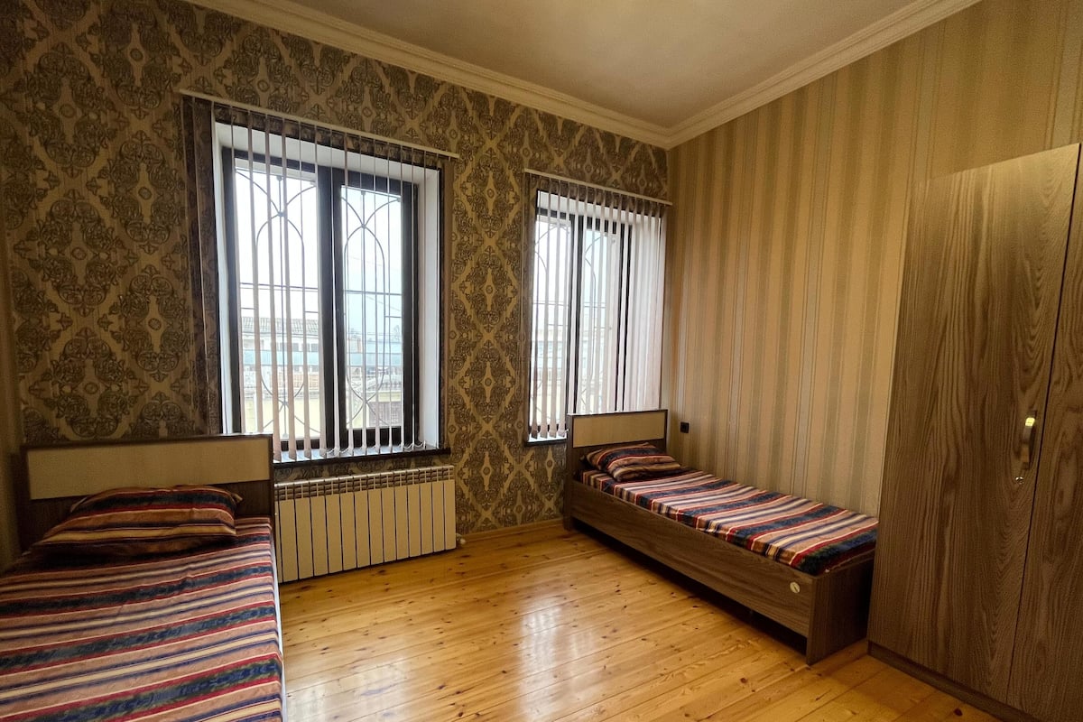 Habitación Confort con 1 cama matrimonial o 2 individuales | Caja de seguridad en la habitación, insonorización y wifi gratis