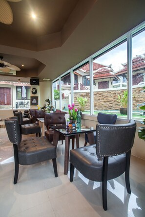 Der serveres morgenmad, frokost og lokale og internationale retter