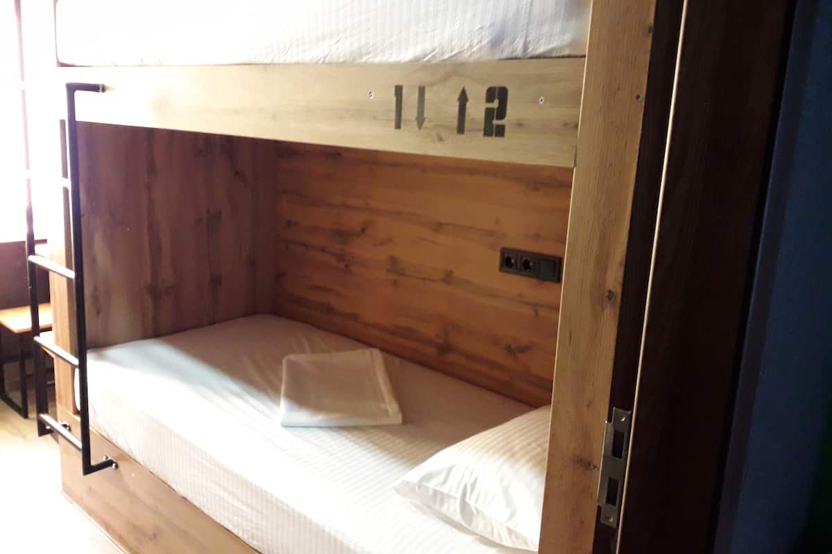 Luxe beddengoed, een kluis op de kamer, een bureau
