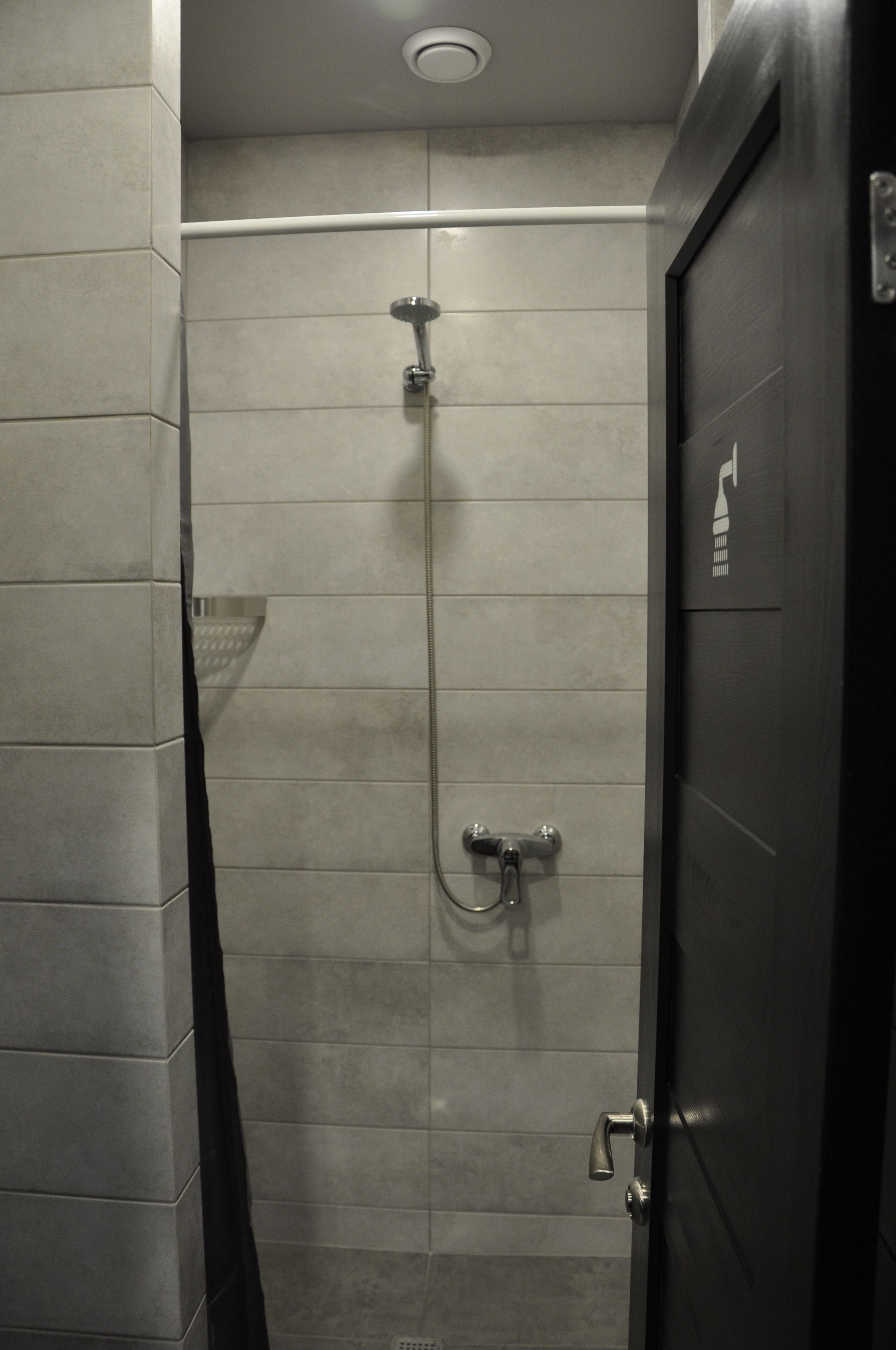 Douche, sèche-cheveux, chaussons, serviettes fournies