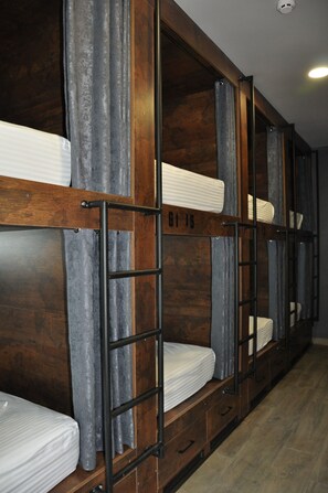 標準共用宿舍, 僅限男士 (8 beds) | 高級寢具、房內夾萬、書桌、遮光窗簾/窗簾