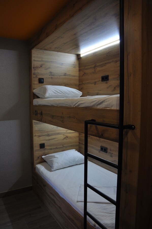 Gemeinsamer Standard-Schlafsaal, Nur Frauen (6 beds) | Hochwertige Bettwaren, Zimmersafe, Schreibtisch, Verdunkelungsvorhänge
