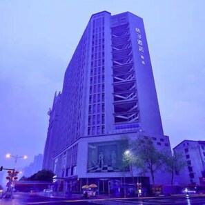 واجهة المنشأة - في المساء/الليل