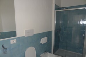 Dutxa, capçal de dutxa tipus cascada, bidet i tovalloles 