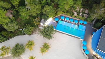 Piscine extérieure, parasols de plage