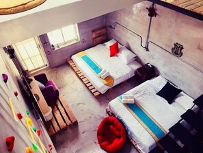 Familienzimmer | Minibar (mit einigen kostenlosen Artikeln), individuell dekoriert