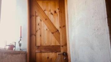 Quarto casal básico, 1 cama de casal, para não fumantes | Frigobar (abastecido com alguns itens grátis), individualmente decorados