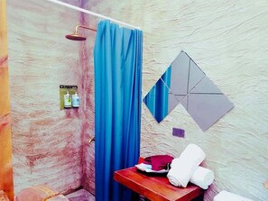 Basic-Doppelzimmer, 1 Doppelbett, Nichtraucher | Badezimmer | Kostenlose Toilettenartikel, Haartrockner, Hausschuhe, Handtücher